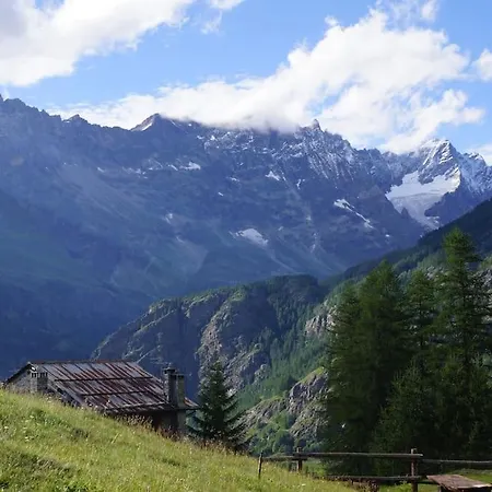 Vicino Piste E Negozi. Luce E Spazio